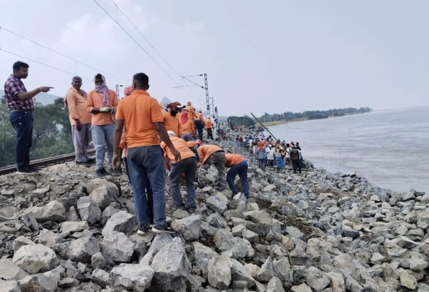 बदली धारा से कटाव तेज, दूसरे दिन भी मौके पर डटे डीआरएम बदली धारा से कटाव तेज, दूसरे दिन भी मौके पर डटे डीआरएम