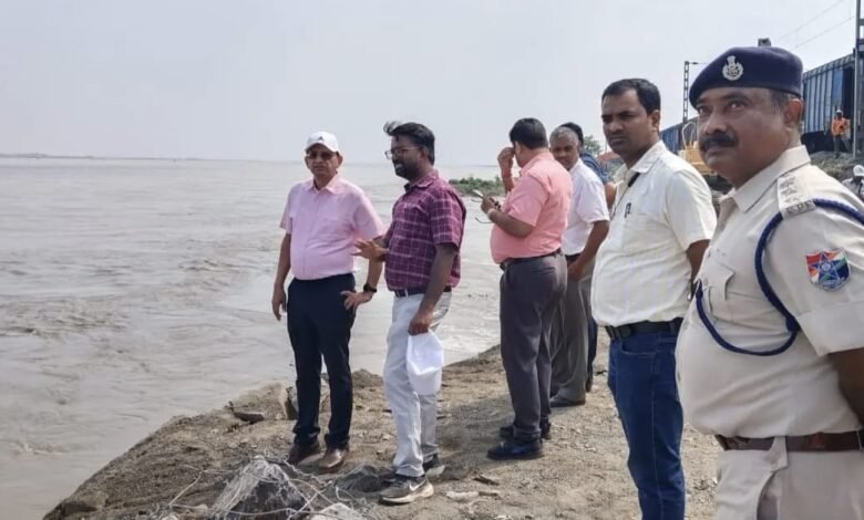 बदली धारा से कटाव तेज, दूसरे दिन भी मौके पर डटे डीआरएम बदली धारा से कटाव तेज, दूसरे दिन भी मौके पर डटे डीआरएम