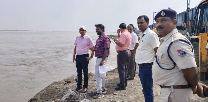 बदली धारा से कटाव तेज, दूसरे दिन भी मौके पर डटे डीआरएम बदली धारा से कटाव तेज, दूसरे दिन भी मौके पर डटे डीआरएम