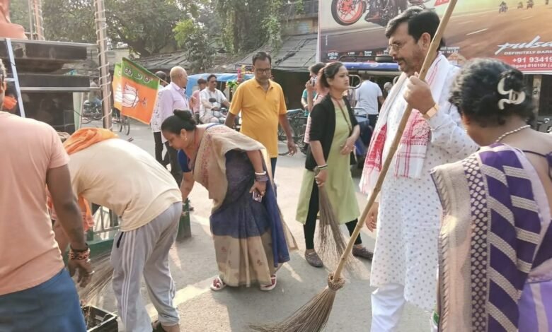 साहिबगंज में भाजपा कार्यकर्ताओं ने चलाया स्वच्छता अभियान साहिबगंज में भाजपा कार्यकर्ताओं ने चलाया स्वच्छता अभियान