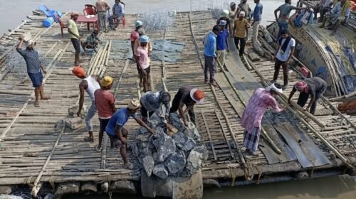 गंगा कटाव पर रेलवे का‘ऑपरेशन बचाव’तेज,300 मीटर में दिन-रात डाले जा रहे बोल्डर