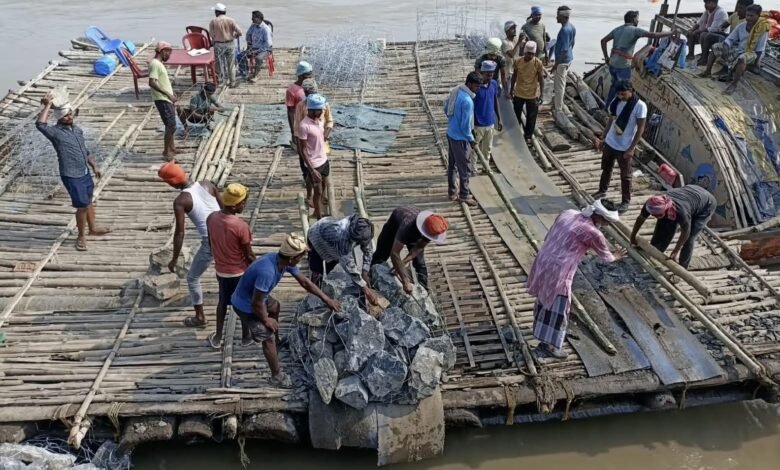 गंगा कटाव पर रेलवे का‘ऑपरेशन बचाव’तेज,300 मीटर में दिन-रात डाले जा रहे बोल्डर