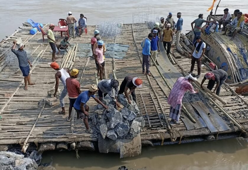 गंगा कटाव पर रेलवे का‘ऑपरेशन बचाव’तेज,300 मीटर में दिन-रात डाले जा रहे बोल्डर