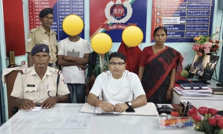 रात में रेलवे स्टेशन पर भटक रहे पांच नाबालिगों को आरपीएफ ने सुरक्षित बचाया रात में रेलवे स्टेशन पर भटक रहे पांच नाबालिगों को आरपीएफ ने सुरक्षित बचाया