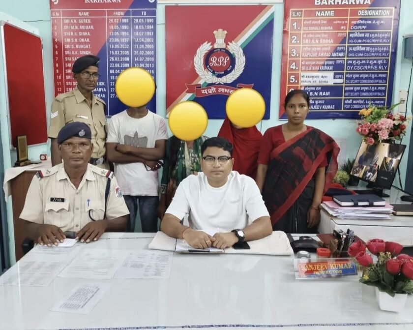 रात में रेलवे स्टेशन पर भटक रहे पांच नाबालिगों को आरपीएफ ने सुरक्षित बचाया रात में रेलवे स्टेशन पर भटक रहे पांच नाबालिगों को आरपीएफ ने सुरक्षित बचाया