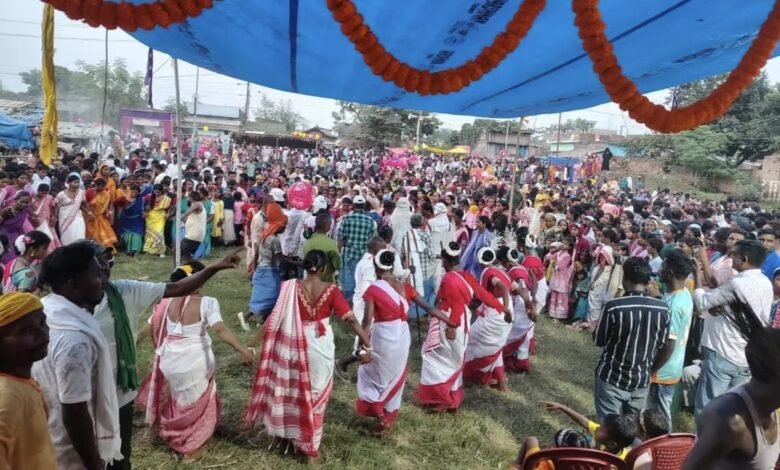मदन शाही के छाता मेले में उमड़ा जनसैलाब,आदिवासी परंपरा के बीच दिखी भाईचारे की खूबसूरत तस्वीर