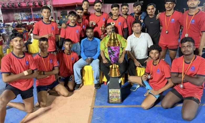 राज्य स्तरीय कबड्डी में पाकुड़ का जलवा, उपविजेता बनी टीम; प्रिंस कुमार रॉय चुने गये बेस्ट रेडर राज्य स्तरीय कबड्डी में पाकुड़ का जलवा, उपविजेता बनी टीम; प्रिंस कुमार रॉय चुने गये बेस्ट रेडर