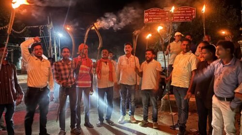 6 अक्टूबर के चक्का जाम को लेकर पिछड़ा समाज ने निकाला मशाल जुलूस चांदनी चौक से ब्लॉक चौक होते हुए मिलन चौक तक निकला जुलूस, एकजुटता के लगाए नारे