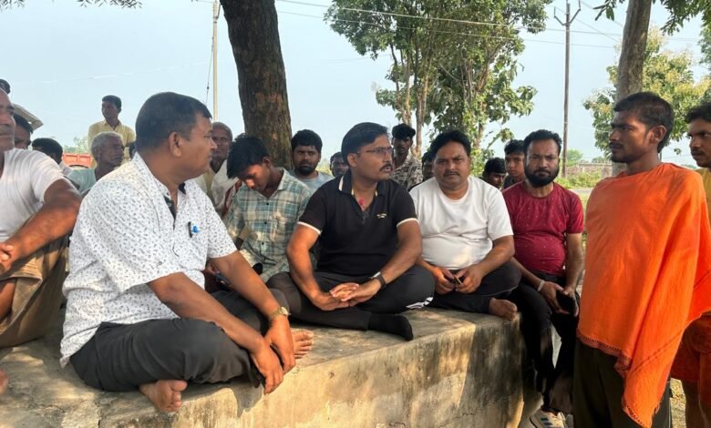बीडीओ की अभिनव पहल : सलगा में लगी ‘चलंत ग्राम सभा:गांव की समस्याओं का मौके पर लिया जायजा बीडीओ की अभिनव पहल : सलगा में लगी ‘चलंत ग्राम सभा:गांव की समस्याओं का मौके पर लिया जायजा