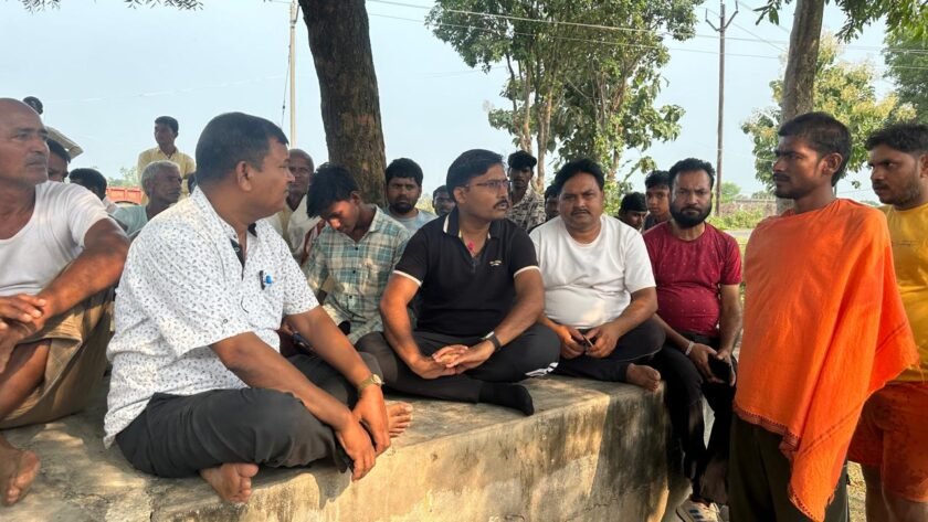 बीडीओ की अभिनव पहल : सलगा में लगी ‘चलंत ग्राम सभा:गांव की समस्याओं का मौके पर लिया जायजा बीडीओ की अभिनव पहल : सलगा में लगी ‘चलंत ग्राम सभा:गांव की समस्याओं का मौके पर लिया जायजा