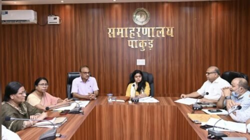 पाकुड़ में स्वास्थ्य सेवाओं की समीक्षा, टीबी मरीजों को पोषण सहायता और कुपोषित बच्चों के उपचार पर जोर