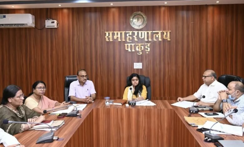 पाकुड़ में स्वास्थ्य सेवाओं की समीक्षा, टीबी मरीजों को पोषण सहायता और कुपोषित बच्चों के उपचार पर जोर