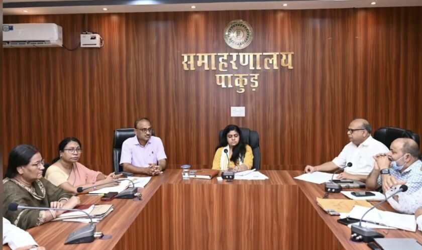 पाकुड़ में स्वास्थ्य सेवाओं की समीक्षा, टीबी मरीजों को पोषण सहायता और कुपोषित बच्चों के उपचार पर जोर