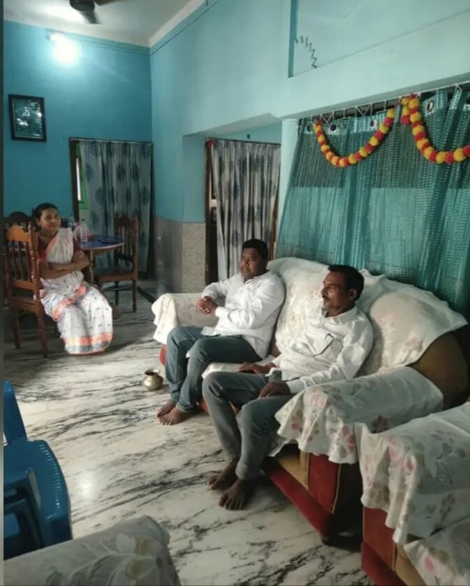 झामुमो नेता की मौत पर निष्पक्ष जांच की मांग,परिजनों से मिले बाबुधन मुर्मू झामुमो नेता की मौत पर निष्पक्ष जांच की मांग,परिजनों से मिले बाबुधन मुर्मू