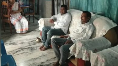 झामुमो नेता की मौत पर निष्पक्ष जांच की मांग,परिजनों से मिले बाबुधन मुर्मू झामुमो नेता की मौत पर निष्पक्ष जांच की मांग,परिजनों से मिले बाबुधन मुर्मू