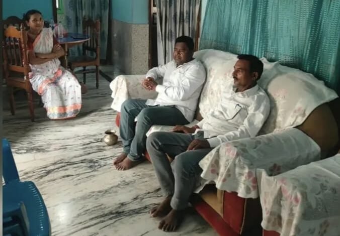 झामुमो नेता की मौत पर निष्पक्ष जांच की मांग,परिजनों से मिले बाबुधन मुर्मू झामुमो नेता की मौत पर निष्पक्ष जांच की मांग,परिजनों से मिले बाबुधन मुर्मू