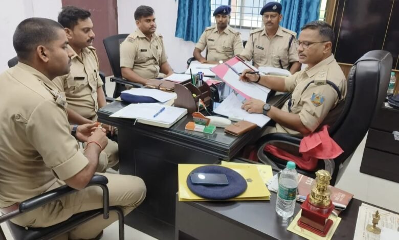 महेशपुर में अपराधियों और अवैध बालू कारोबारियों पर पुलिस सख्त, एसडीपीओ ने दिए कार्रवाई के निर्देश महेशपुर में अपराधियों और अवैध बालू कारोबारियों पर पुलिस सख्त, एसडीपीओ ने दिए कार्रवाई के निर्देश