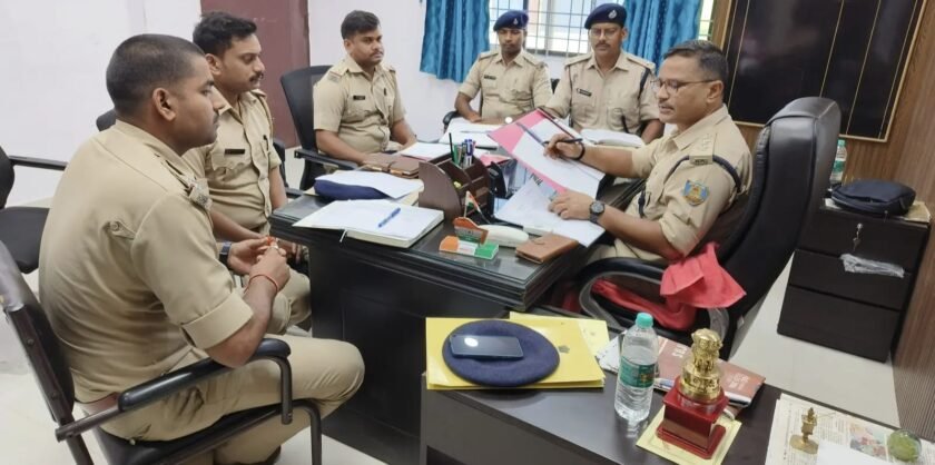 महेशपुर में अपराधियों और अवैध बालू कारोबारियों पर पुलिस सख्त, एसडीपीओ ने दिए कार्रवाई के निर्देश महेशपुर में अपराधियों और अवैध बालू कारोबारियों पर पुलिस सख्त, एसडीपीओ ने दिए कार्रवाई के निर्देश