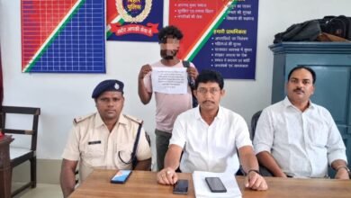 साहिबगंज रेलवे स्टेशन पर बांग्लादेशी पहचान पत्र के साथ युवक गिरफ्तार, तीन साथी फरार साहिबगंज रेलवे स्टेशन पर बांग्लादेशी पहचान पत्र के साथ युवक गिरफ्तार, तीन साथी फरार