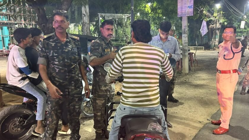 लातेहार में ट्रैफिक नियम तोड़ने वालों पर पुलिस की सख्ती,चला जांच अभियान लातेहार में ट्रैफिक नियम तोड़ने वालों पर पुलिस की सख्ती,चला जांच अभियान