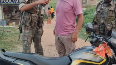 लातेहार में ट्रैफिक नियम तोड़ने वालों पर पुलिस की सख्ती,चला जांच अभियान