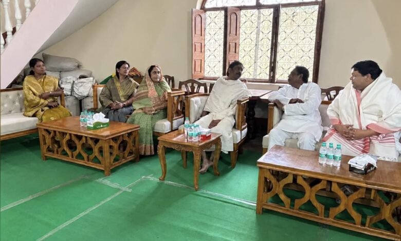 रूपी सोरेन को आलमगीर आलम ने दी श्रद्धांजलि, हेमंत सोरेन से की मुलाकात रूपी सोरेन को आलमगीर आलम ने दी श्रद्धांजलि, हेमंत सोरेन से की मुलाकात