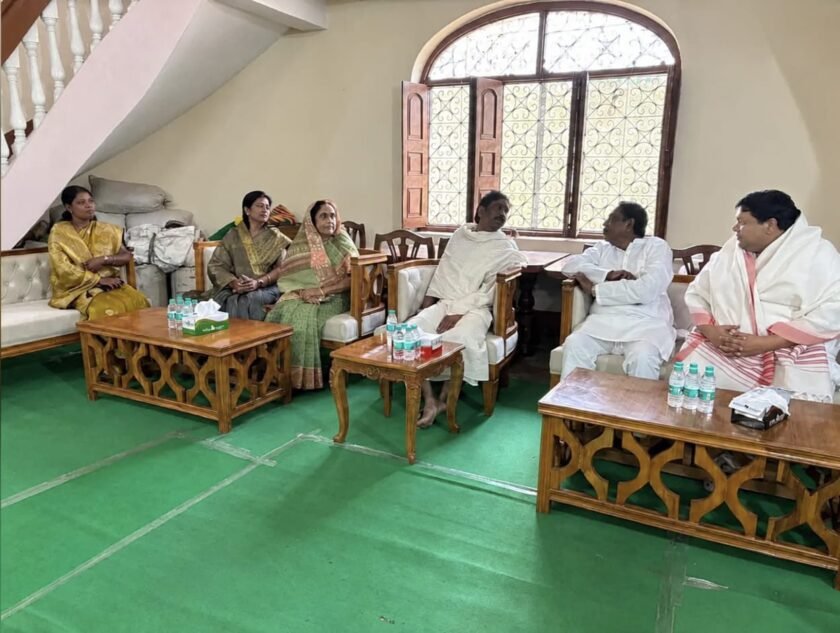 रूपी सोरेन को आलमगीर आलम ने दी श्रद्धांजलि, हेमंत सोरेन से की मुलाकात रूपी सोरेन को आलमगीर आलम ने दी श्रद्धांजलि, हेमंत सोरेन से की मुलाकात