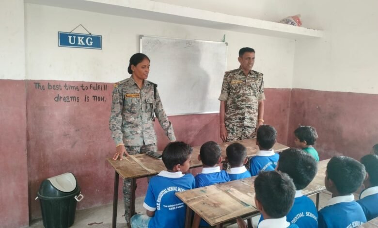 सतबरवा के मुरमा आवासीय विद्यालय में डायल-112 पुलिस का जागरूकता कार्यक्रम सतबरवा के मुरमा आवासीय विद्यालय में डायल-112 पुलिस का जागरूकता कार्यक्रम