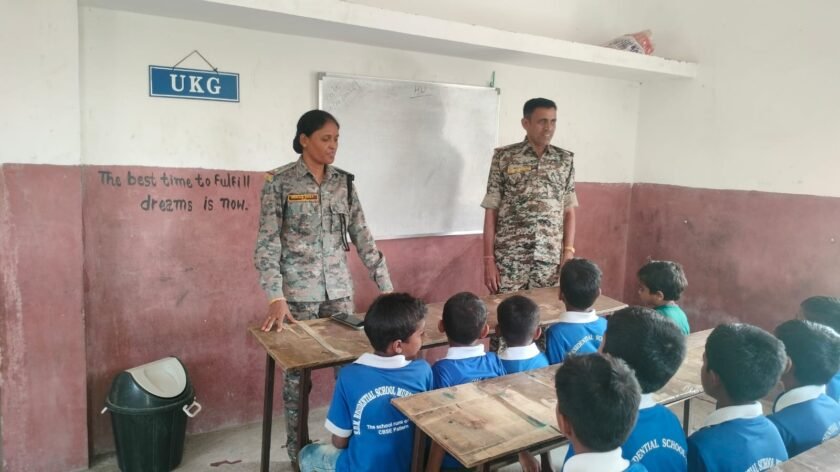 सतबरवा के मुरमा आवासीय विद्यालय में डायल-112 पुलिस का जागरूकता कार्यक्रम सतबरवा के मुरमा आवासीय विद्यालय में डायल-112 पुलिस का जागरूकता कार्यक्रम