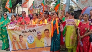 पाकुड़ में जेएनयू मामले पर भाजपा महिला मोर्चा का प्रदर्शन, कांग्रेस सांसद के इस्तीफे की मांग
