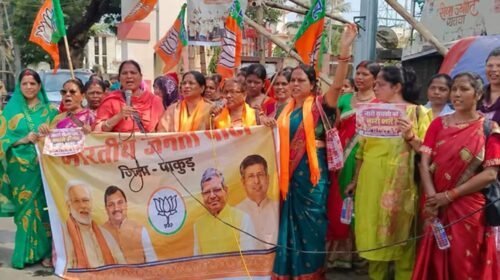 पाकुड़ में जेएनयू मामले पर भाजपा महिला मोर्चा का प्रदर्शन, कांग्रेस सांसद के इस्तीफे की मांग