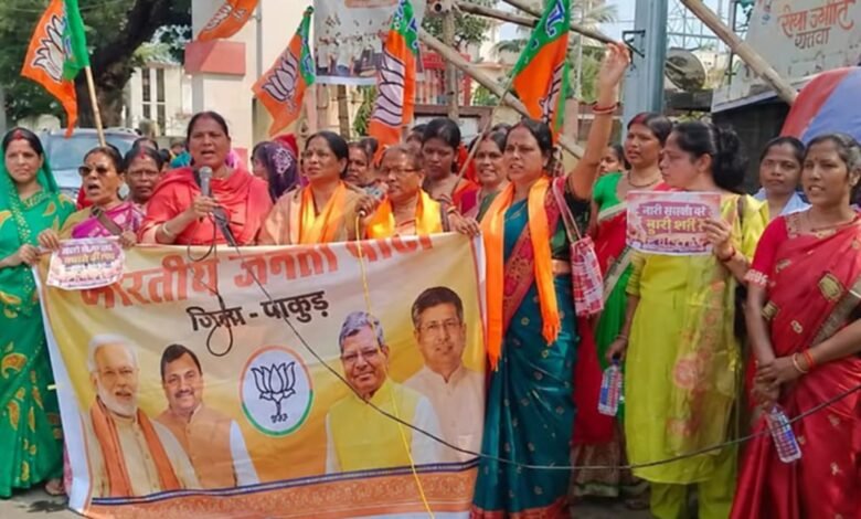 पाकुड़ में जेएनयू मामले पर भाजपा महिला मोर्चा का प्रदर्शन, कांग्रेस सांसद के इस्तीफे की मांग