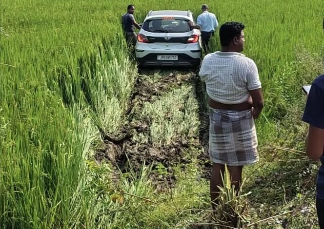 NH-133A News: भीमपाड़ा के पास खेत में घुसी कार, सड़क चौड़ीकरण की मांग NH-133A News: भीमपाड़ा के पास खेत में घुसी कार, सड़क चौड़ीकरण की मांग