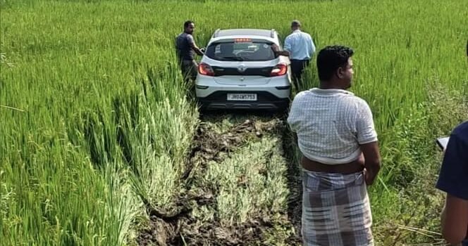 NH-133A News: भीमपाड़ा के पास खेत में घुसी कार, सड़क चौड़ीकरण की मांग NH-133A News: भीमपाड़ा के पास खेत में घुसी कार, सड़क चौड़ीकरण की मांग