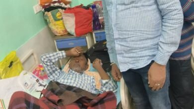 बीमार नकुल वर्मा का हाल जानने अस्पताल पहुंचे जिला परिषद सदस्य आकाश लाल सिंह बीमार नकुल वर्मा का हाल जानने अस्पताल पहुंचे जिला परिषद सदस्य आकाश लाल सिंह