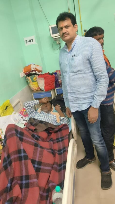 बीमार नकुल वर्मा का हाल जानने अस्पताल पहुंचे जिला परिषद सदस्य आकाश लाल सिंह बीमार नकुल वर्मा का हाल जानने अस्पताल पहुंचे जिला परिषद सदस्य आकाश लाल सिंह