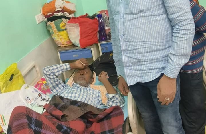बीमार नकुल वर्मा का हाल जानने अस्पताल पहुंचे जिला परिषद सदस्य आकाश लाल सिंह बीमार नकुल वर्मा का हाल जानने अस्पताल पहुंचे जिला परिषद सदस्य आकाश लाल सिंह