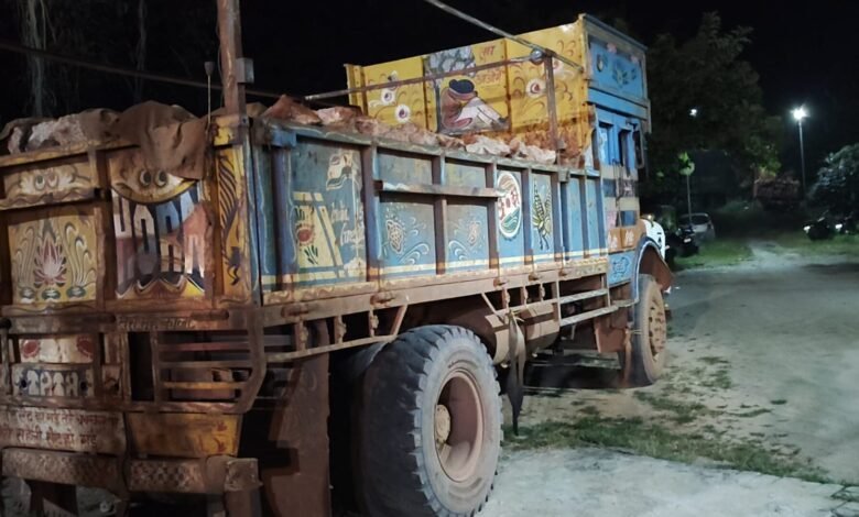 घाघरा सड़क हादसा: बॉक्साइट ट्रक की टक्कर से 22 वर्षीय युवक की मौत, एक घायल