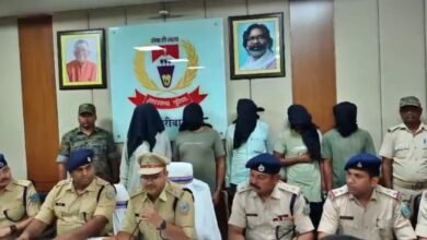 हजारीबाग पुलिस की बड़ी कार्रवाई, ज्वेलरी दुकान में डकैती के पांच आरोपी गिरफ्तार हजारीबाग पुलिस की बड़ी कार्रवाई, ज्वेलरी दुकान में डकैती के पांच आरोपी गिरफ्तार