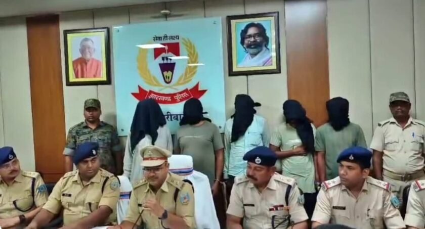 हजारीबाग पुलिस की बड़ी कार्रवाई, ज्वेलरी दुकान में डकैती के पांच आरोपी गिरफ्तार हजारीबाग पुलिस की बड़ी कार्रवाई, ज्वेलरी दुकान में डकैती के पांच आरोपी गिरफ्तार