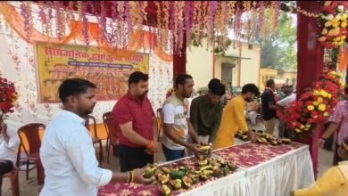 कलश यात्रा में श्रद्धालुओं के बीच प्रसाद वितरण, सेवा भाव की दिखी मिसाल