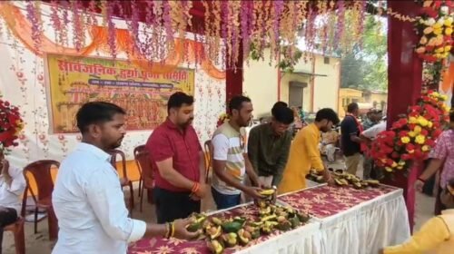 कलश यात्रा में श्रद्धालुओं के बीच प्रसाद वितरण, सेवा भाव की दिखी मिसाल