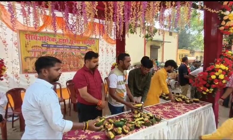 कलश यात्रा में श्रद्धालुओं के बीच प्रसाद वितरण, सेवा भाव की दिखी मिसाल कलश यात्रा में श्रद्धालुओं के बीच प्रसाद वितरण, सेवा भाव की दिखी मिसाल