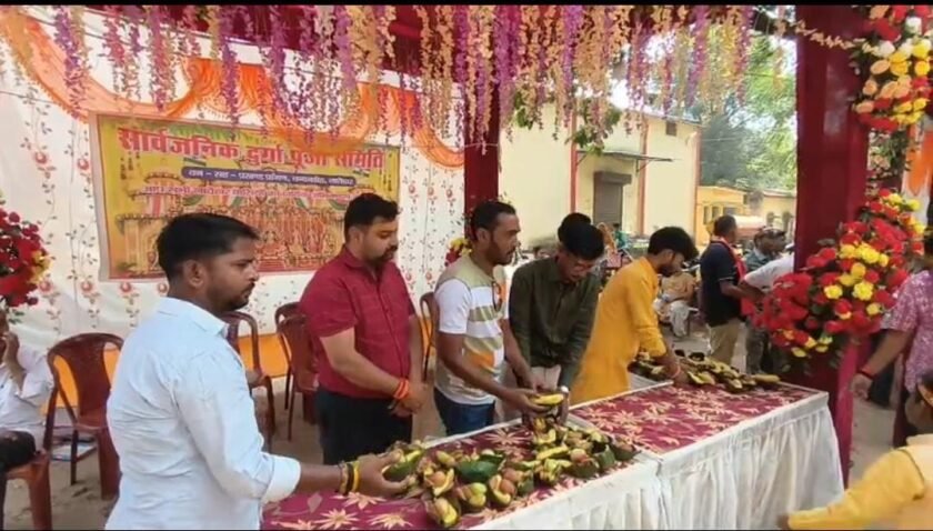 कलश यात्रा में श्रद्धालुओं के बीच प्रसाद वितरण, सेवा भाव की दिखी मिसाल कलश यात्रा में श्रद्धालुओं के बीच प्रसाद वितरण, सेवा भाव की दिखी मिसाल