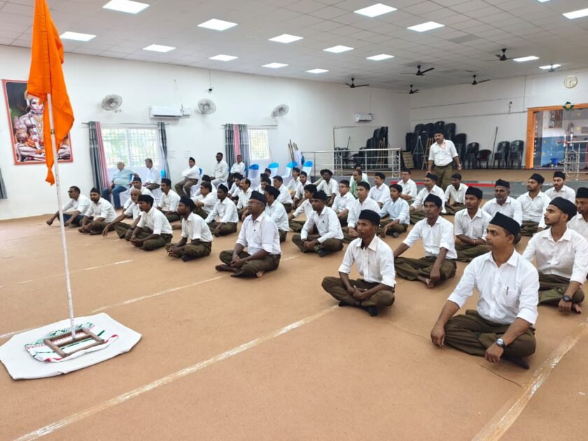 लातेहार में आरएसएस का शताब्दी वर्ष समारोह, अनुशासित पथ संचलन में शामिल हुए स्वयंसेवक