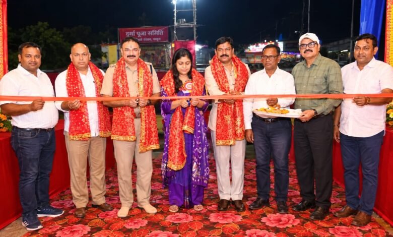 पाकुड़ रेलवे मैदान में दुर्गोत्सव की धूम, मां दुर्गा के जयकारों से गूंजा पूजा पंडाल