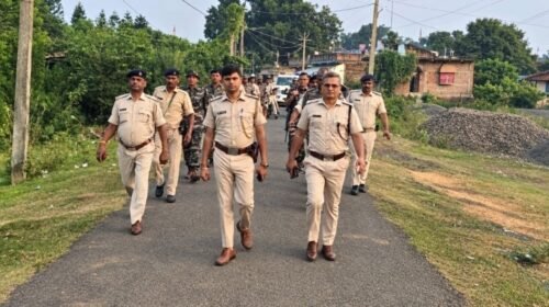 दुर्गापूजा को लेकर कोटालपोखर पुलिस अलर्ट,थाना प्रभारी पवन कुमार के नेतृत्व में फ्लैग मार्च