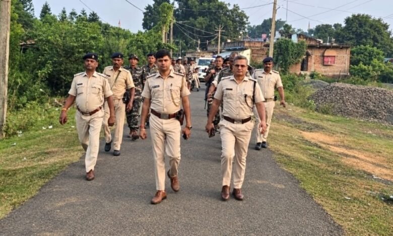 दुर्गापूजा को लेकर कोटालपोखर पुलिस अलर्ट,थाना प्रभारी पवन कुमार के नेतृत्व में फ्लैग मार्च दुर्गापूजा को लेकर कोटालपोखर पुलिस अलर्ट,थाना प्रभारी पवन कुमार के नेतृत्व में फ्लैग मार्च