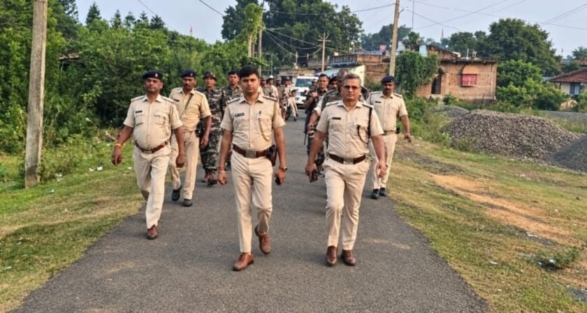 दुर्गापूजा को लेकर कोटालपोखर पुलिस अलर्ट,थाना प्रभारी पवन कुमार के नेतृत्व में फ्लैग मार्च दुर्गापूजा को लेकर कोटालपोखर पुलिस अलर्ट,थाना प्रभारी पवन कुमार के नेतृत्व में फ्लैग मार्च