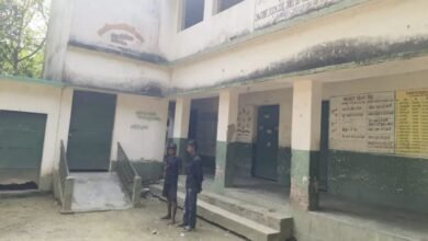 स्कूल में ताला लगाकर मेले में मिठाई बेच रहे गुरुजी! राजमहल में दो दिनों से ठप पढ़ाई, 64 बच्चों का भविष्य दांव पर स्कूल में ताला लगाकर मेले में मिठाई बेच रहे गुरुजी! राजमहल में दो दिनों से ठप पढ़ाई, 64 बच्चों का भविष्य दांव पर